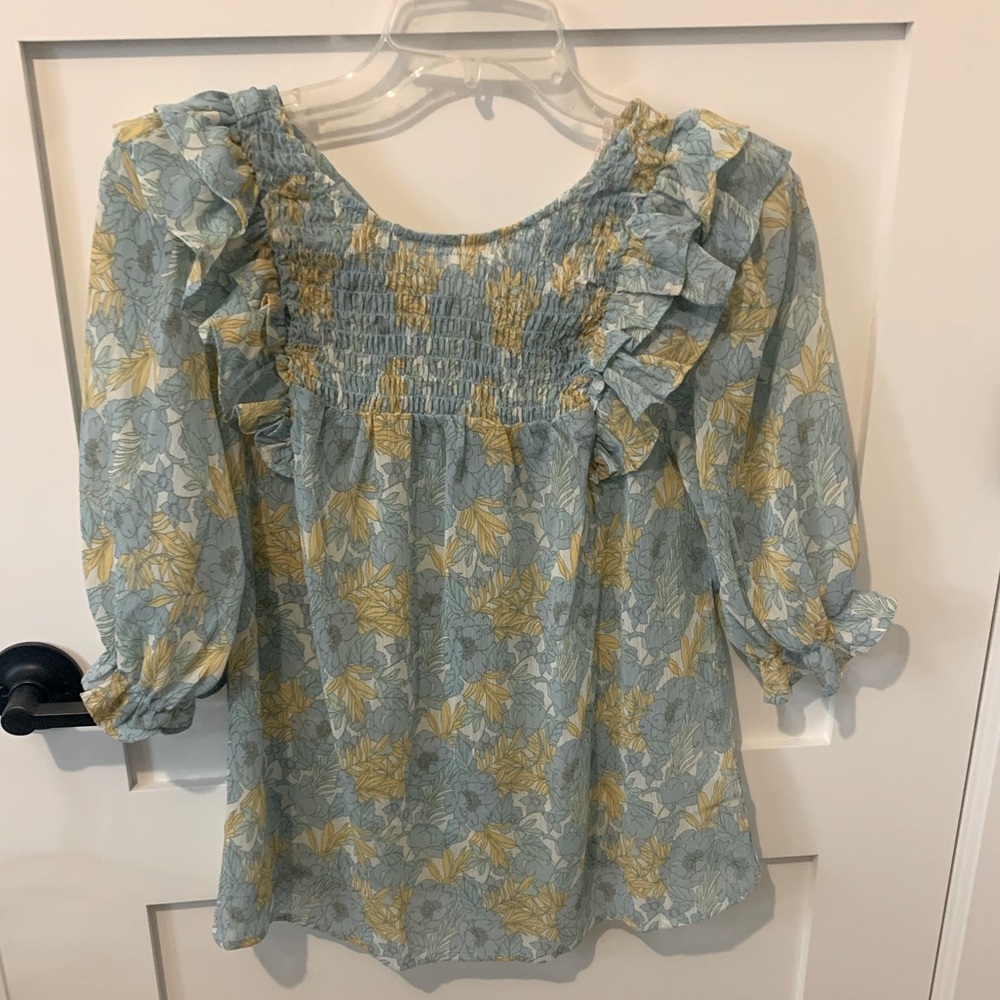 Mi Ami floral blouse with ruffle detail. Size small. NWT